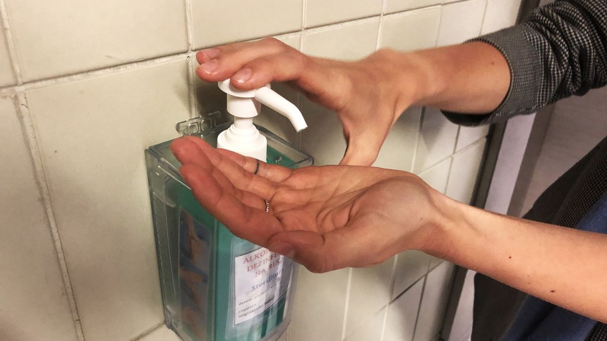 Koronavirus a hygiena: Jak si správně mýt ruce, vyrobit dezinfekci nebo čistit mobil